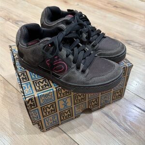 Five Ten Freerider Black Berry Grey Pink Mountain Biking Shoes Sneakers Size 6.5